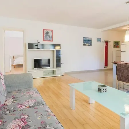Vita Garden Apartment 85 M2 Private Entrance & 100 M2 Terrace Apartment Pula